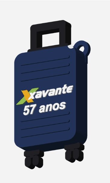 Render do chaveiro em formato de mala de viagem azul-marinho com o logo Xavante 57 anos em relevo e argola embutida no canto superior