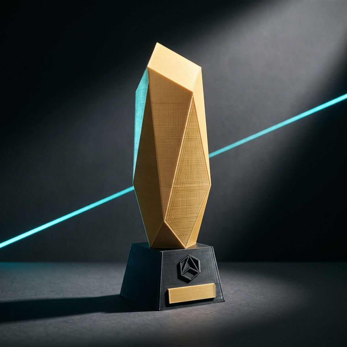 Troféu geométrico dourado impresso em 3D sobre base preta com logo e placa de identificação